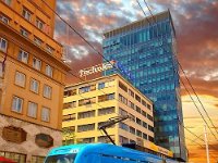 Tramvaj linije 17 na Trgu bana Jelačića.jpg
